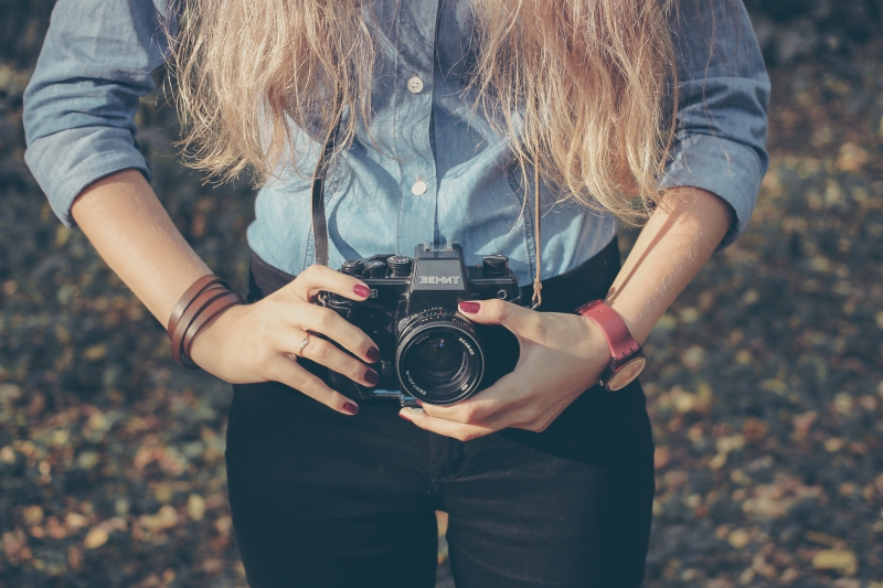 photographe-VALLAURIS-min_hand-person-girl-woman-camera-photography-614-pxhere.com